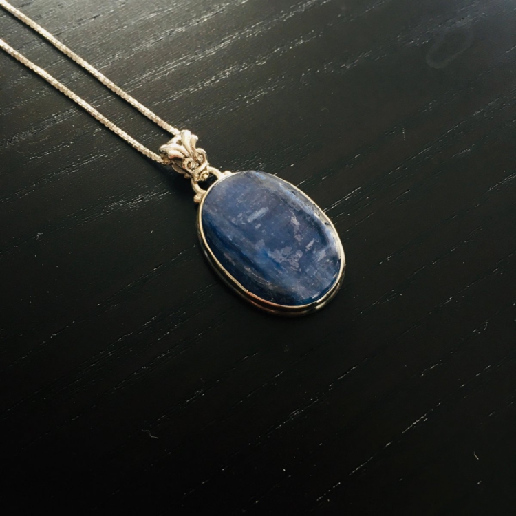 Necklace “Protection and Appeasement” in Kyanite and Silver 925 - Image 2