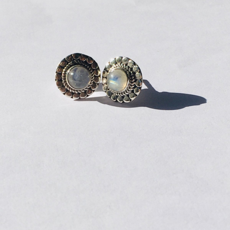 “Softness and Light” earrings in Moonstone and 925 Silver - Image 2