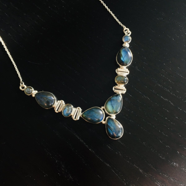 “Calm and Power” Necklace in Labradorite and 925 Silver - Image 2