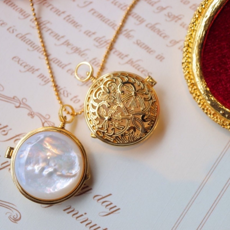 MOP Round Sachet-Openable Locket Necklace