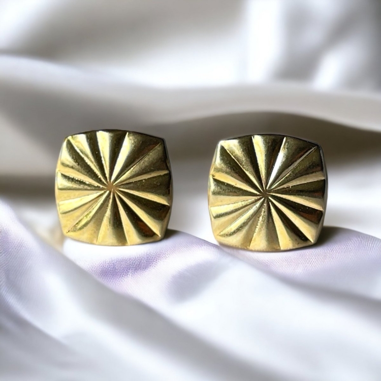 Gold-plated brass stud earrings in square format with sun motif - diameter 2cm | Allergy friendly