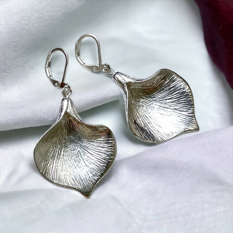 Silver plated antique style petal earrings - Image 5