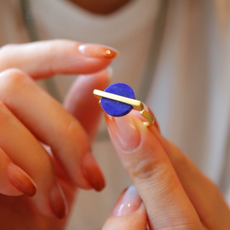 Gold vermeil minimalist round gem ring - adjustable - Lapis Lazuli - Image 4