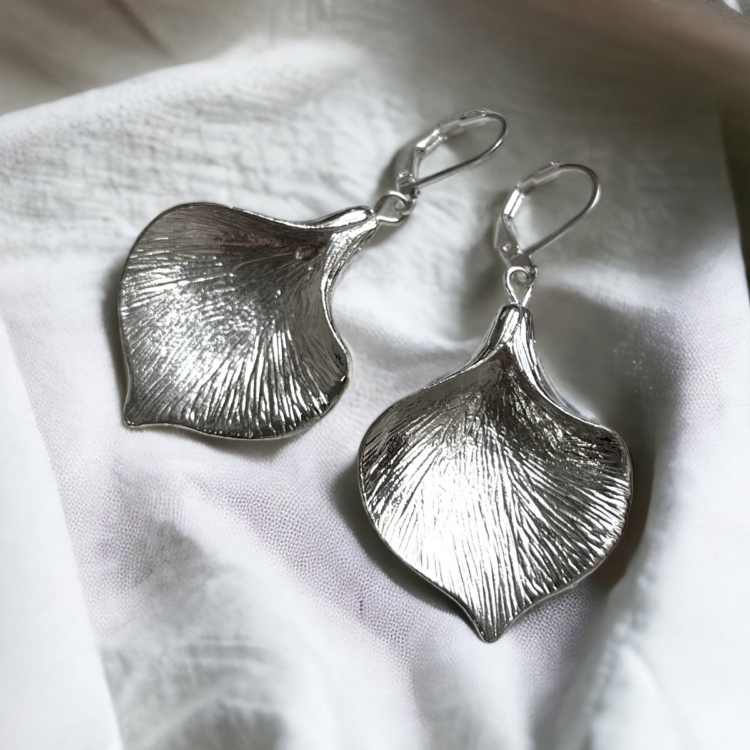 Silver plated antique style petal earrings - Image 3