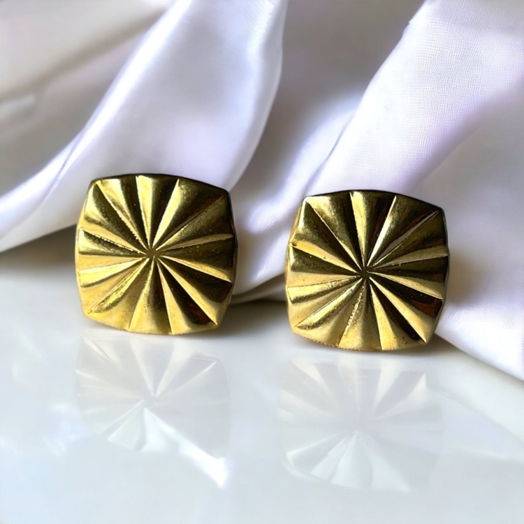 Gold-plated brass stud earrings in square format with sun motif - diameter 2cm | Allergy friendly - Image 6