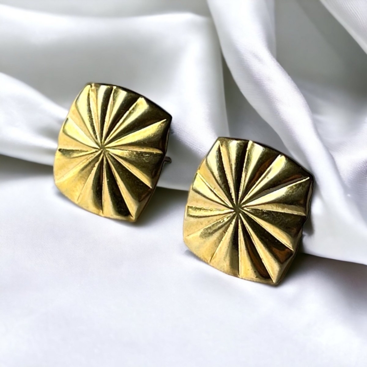 Gold-plated brass stud earrings in square format with sun motif - diameter 2cm | Allergy friendly - Image 4