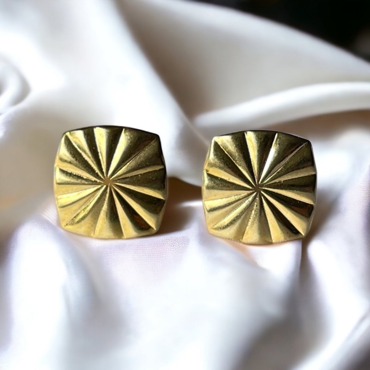 Gold-plated brass stud earrings in square format with sun motif - diameter 2cm | Allergy friendly - Image 3