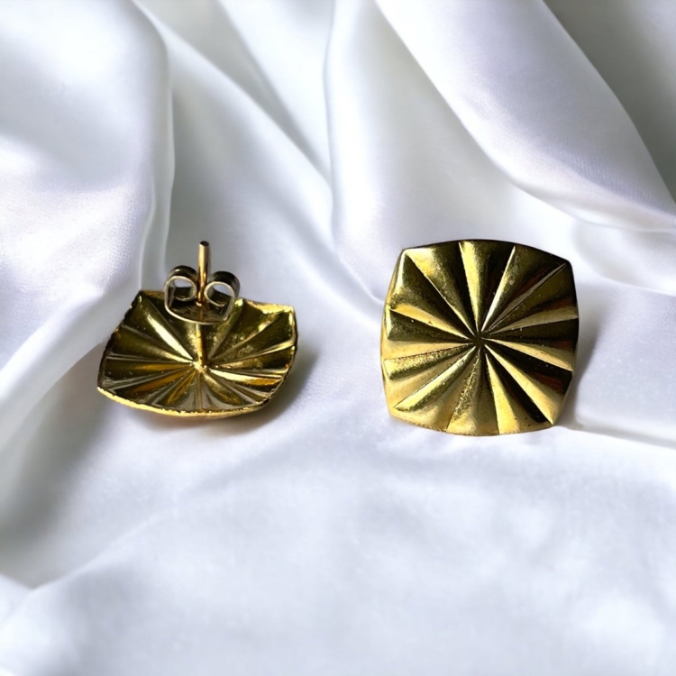 Gold-plated brass stud earrings in square format with sun motif - diameter 2cm | Allergy friendly - Image 5